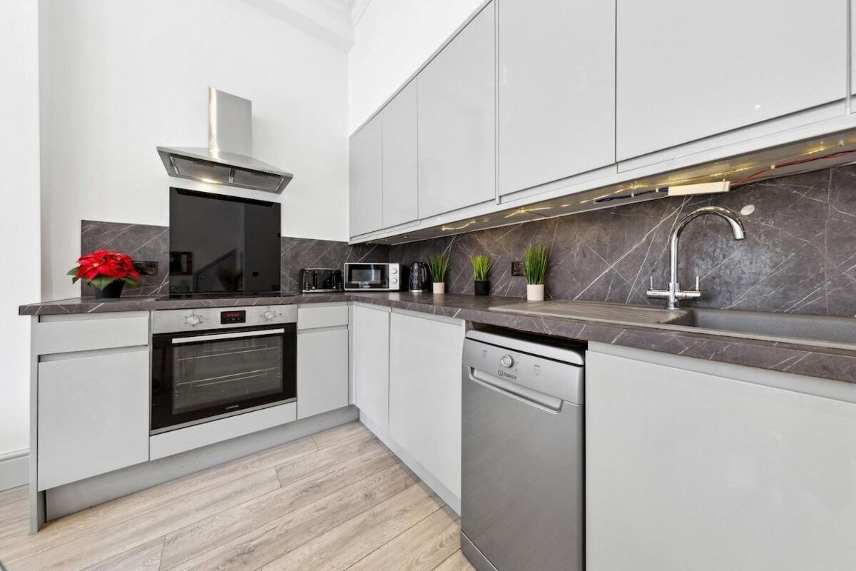 Minimalist Luxe 2br Designer Retreat In Prime Kensington For 6 Next To Station Harrods Londen