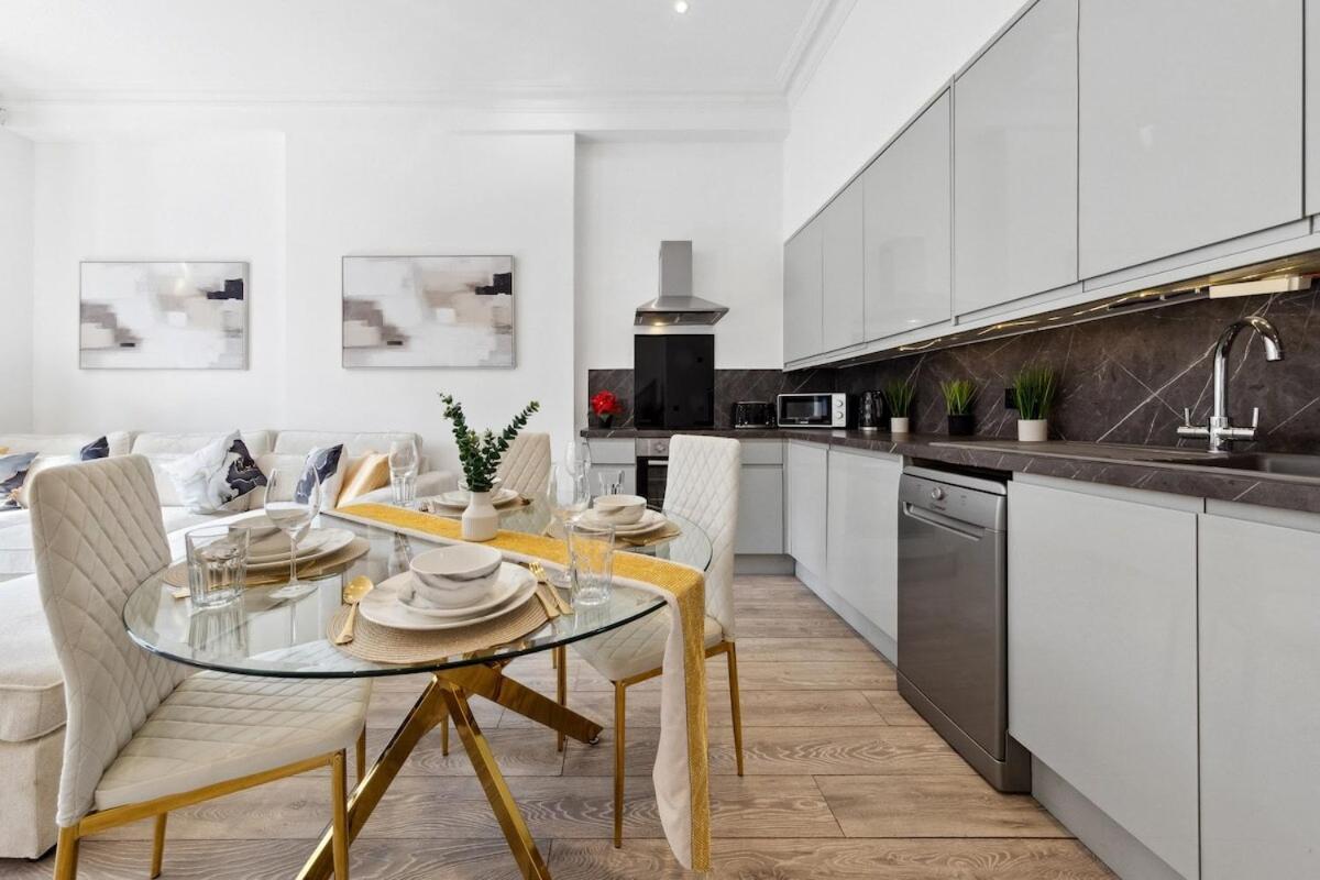 Minimalist Luxe 2br Designer Retreat In Prime Kensington For 6 Next To Station Harrods * Londen