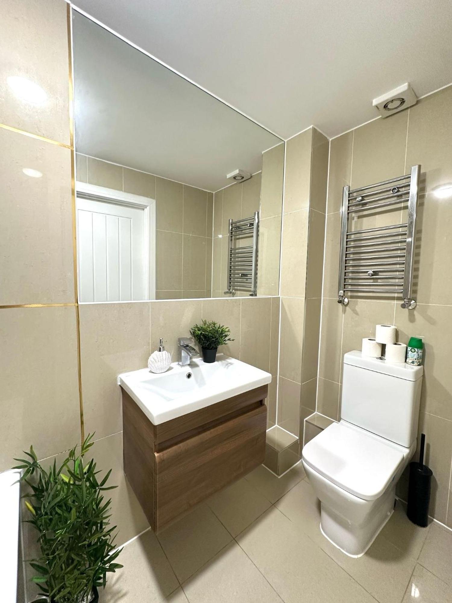 Elegant Spacious Modern 2 Bedroom - Whitechapel - 5mins To Aldgate Station *