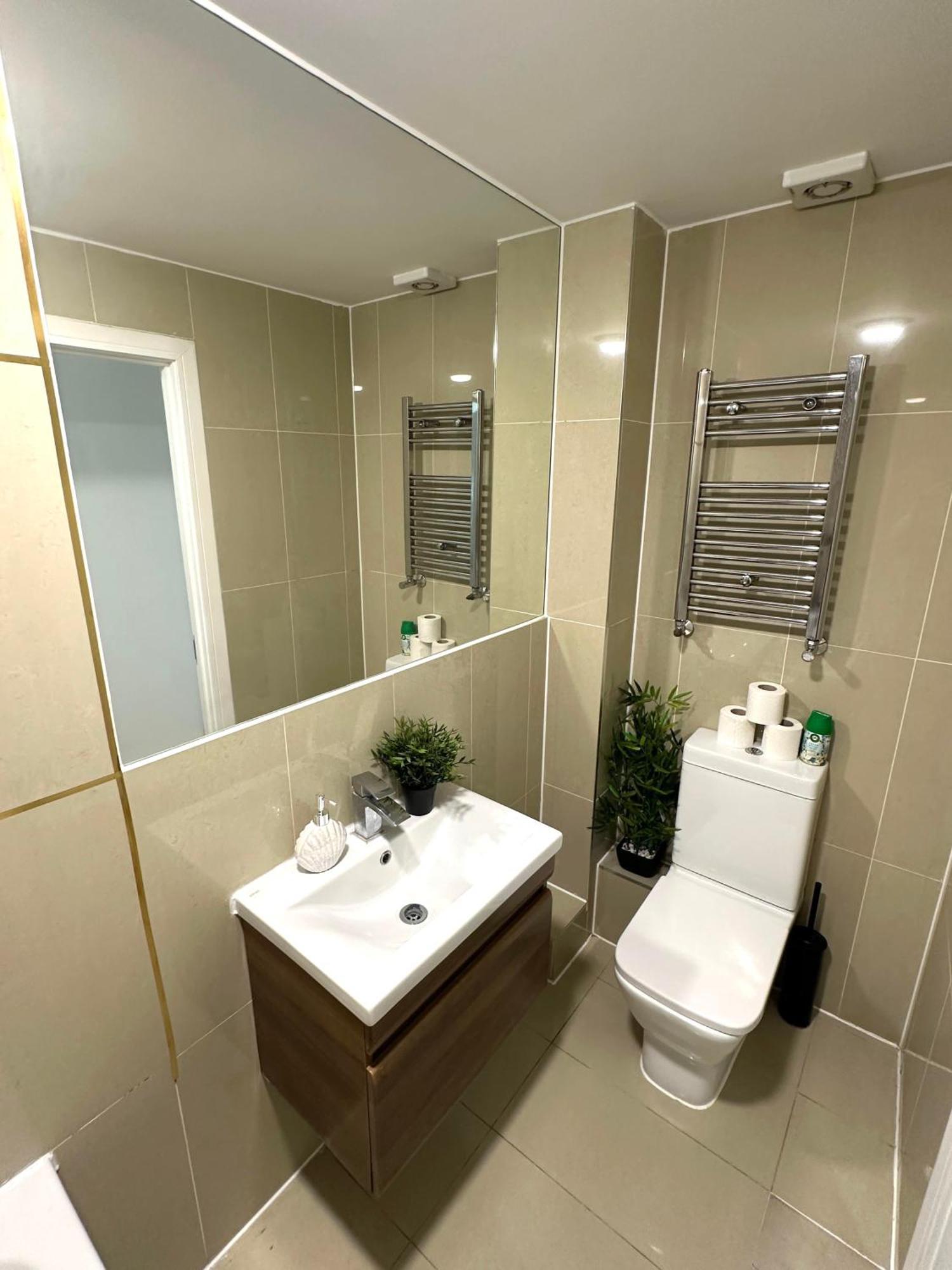 Elegant Spacious Modern 2 Bedroom - Whitechapel - 5mins To Aldgate Station Apartment *