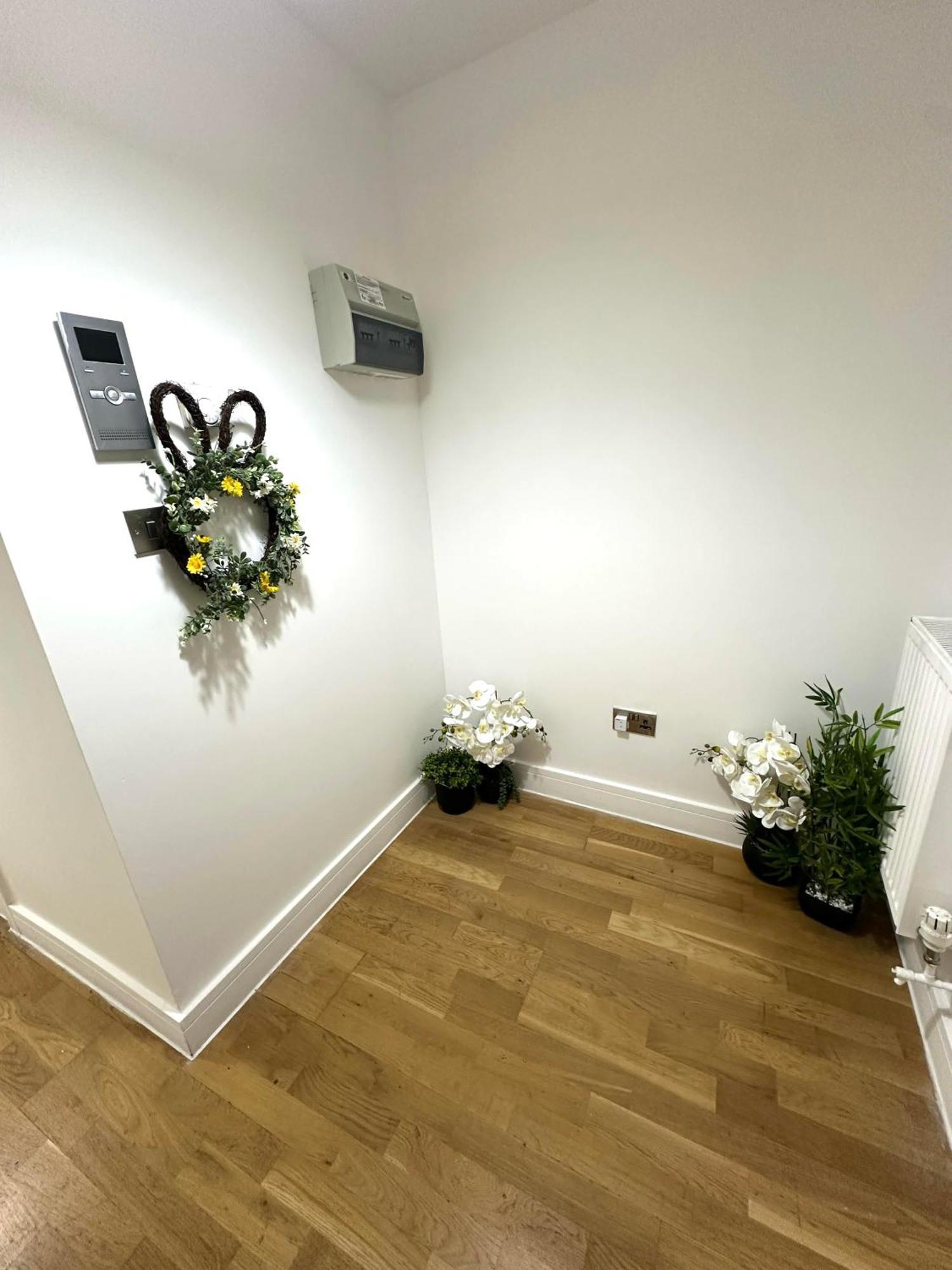 Elegant Spacious Modern 2 Bedroom - Whitechapel - 5mins To Aldgate Station Apartment London