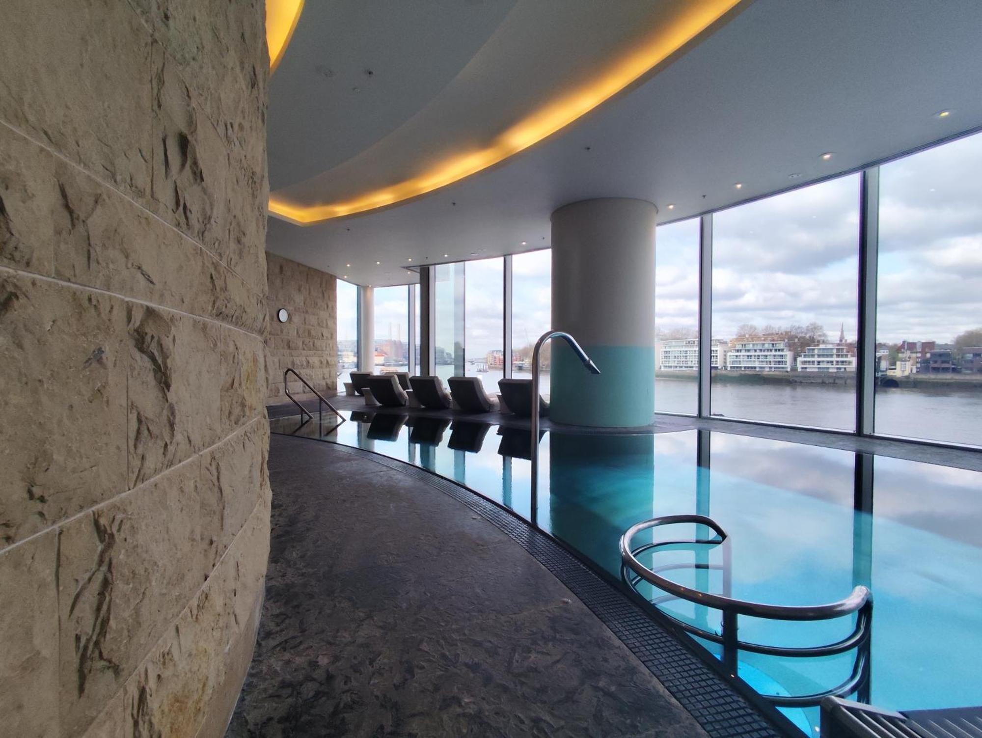 Luxury With Pool, Gym, Spa, Free Parking 3 Bedroom * Londen