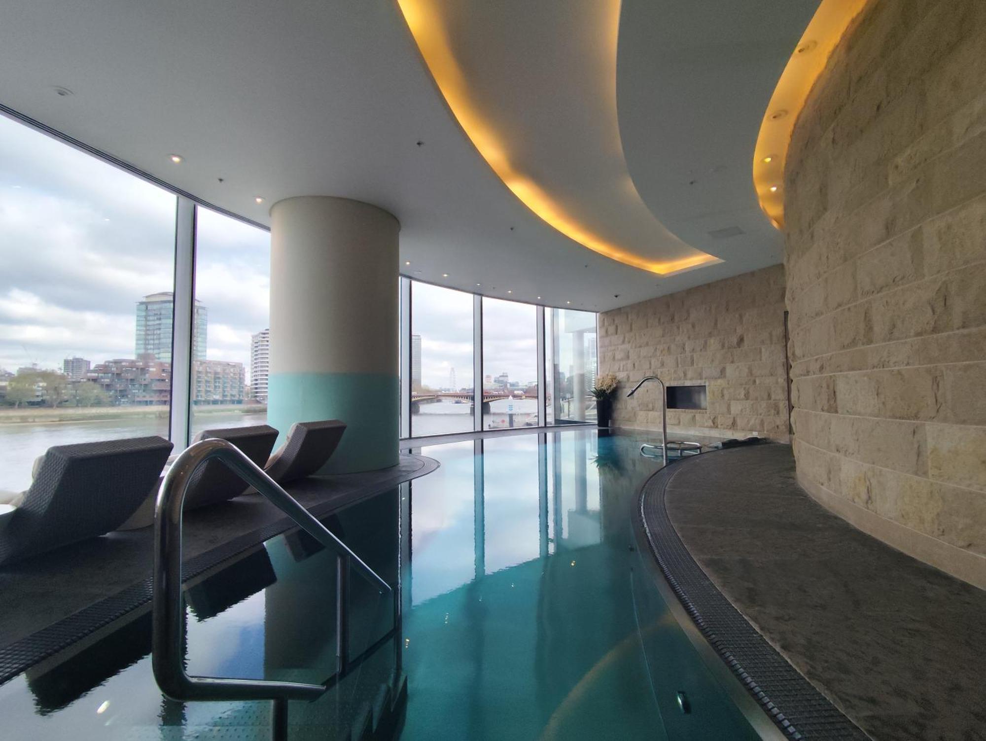 Appartement Luxury With Pool, Gym, Spa, Free Parking 3 Bedroom Londen