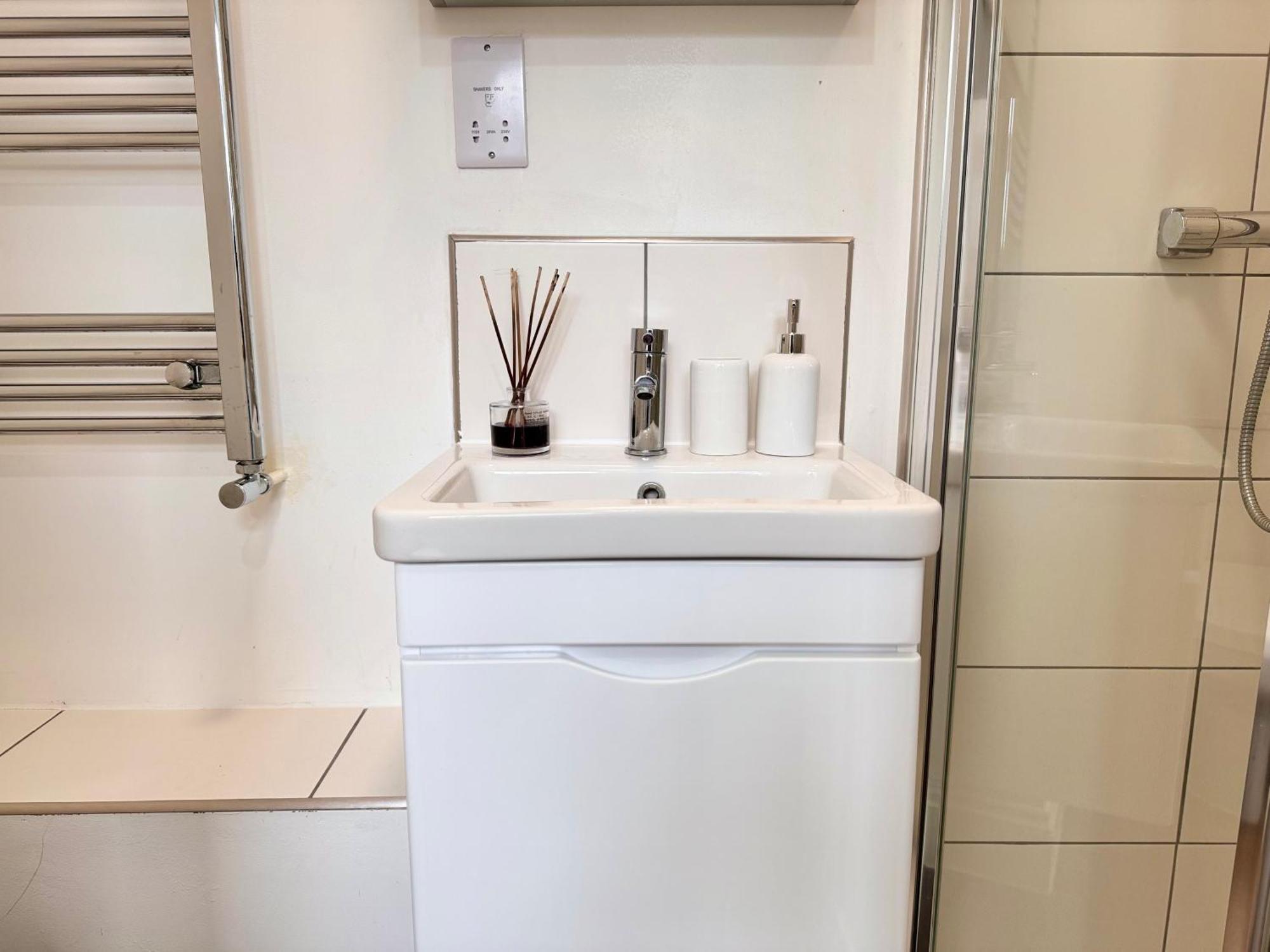 Vibrant 30min To & Free Wifi London