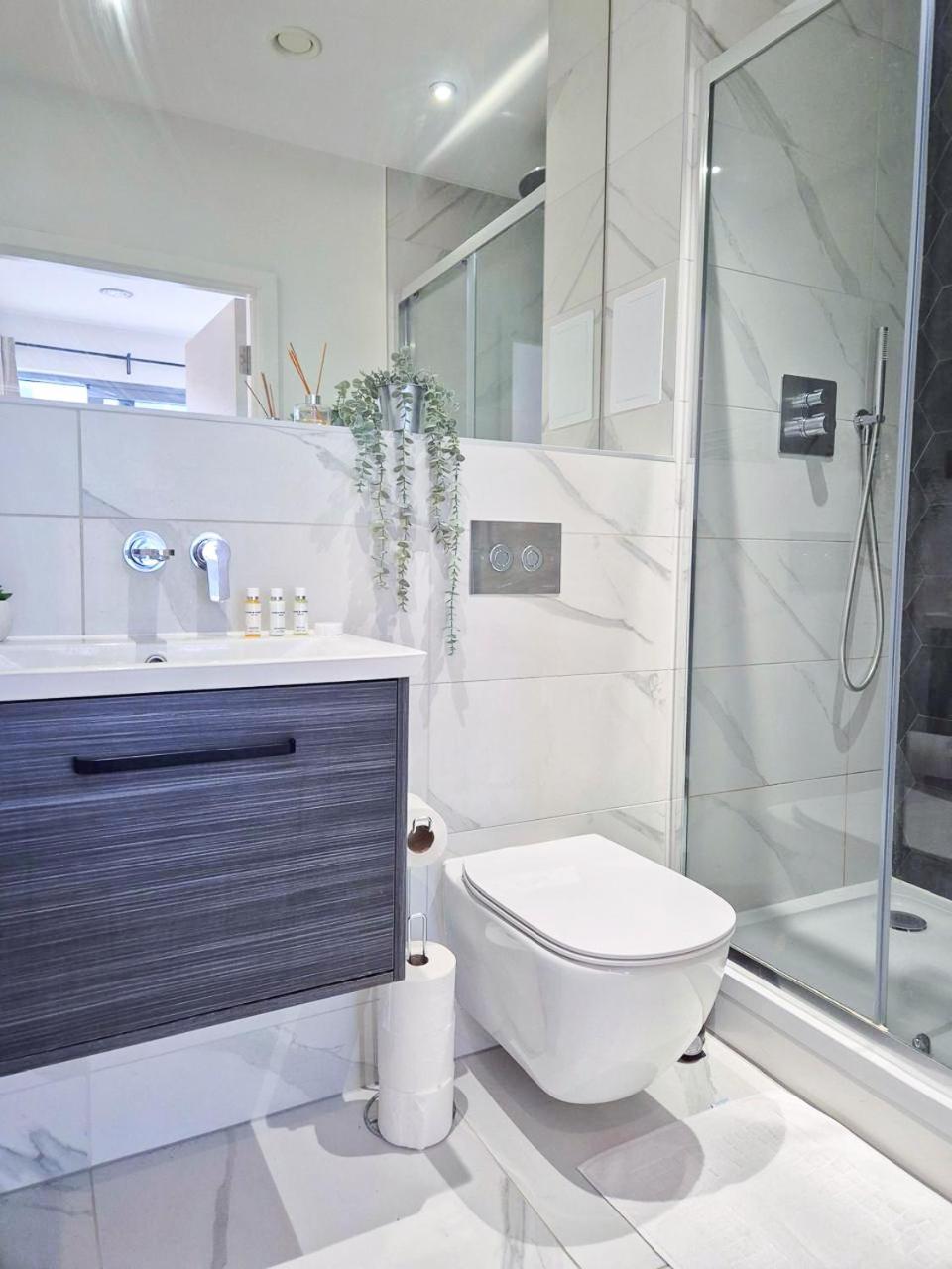Apartment Chic 3-bedroom Flat With Private Balcony In Battersea