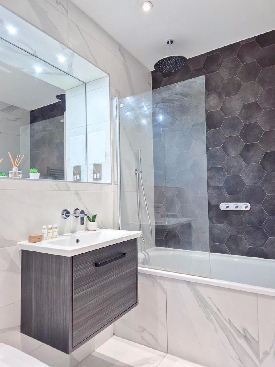 Apartment Chic 3-bedroom Flat With Private Balcony In Battersea London
