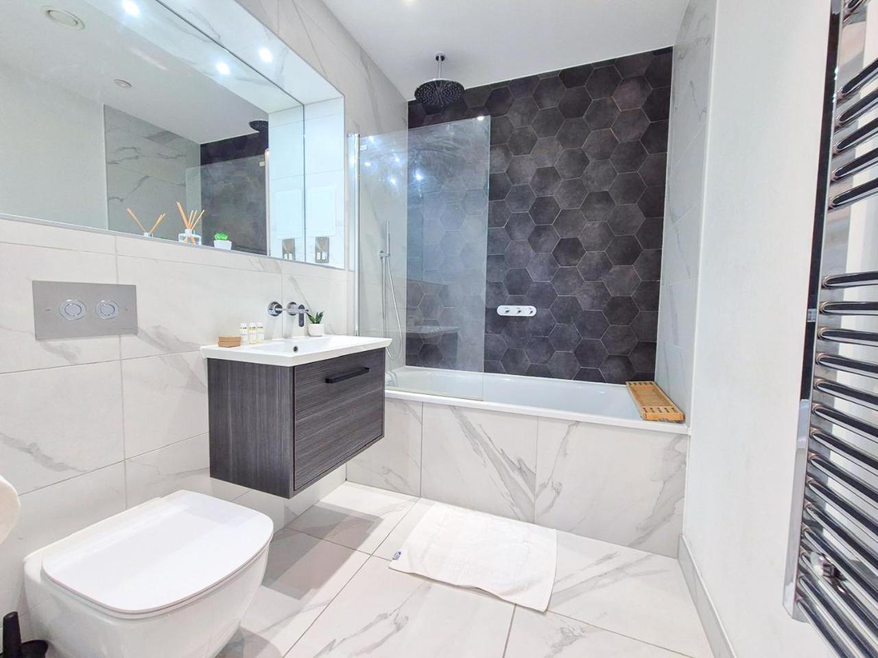 Chic 3-bedroom Flat With Private Balcony In Battersea Apartment *