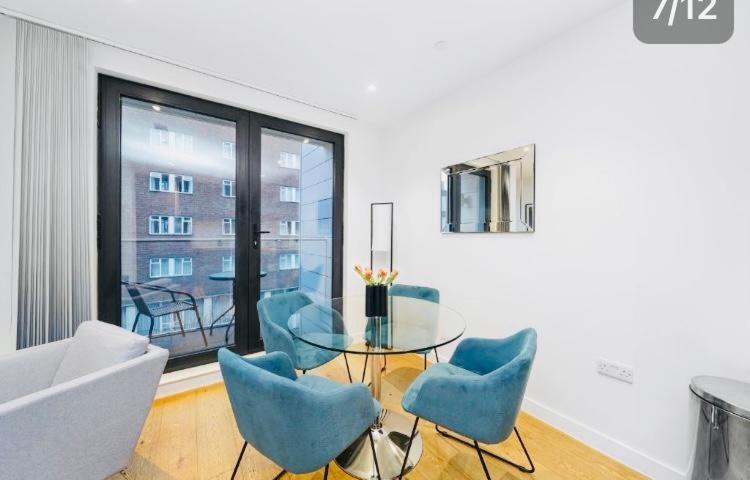 Modern One Bedroom Apartment *