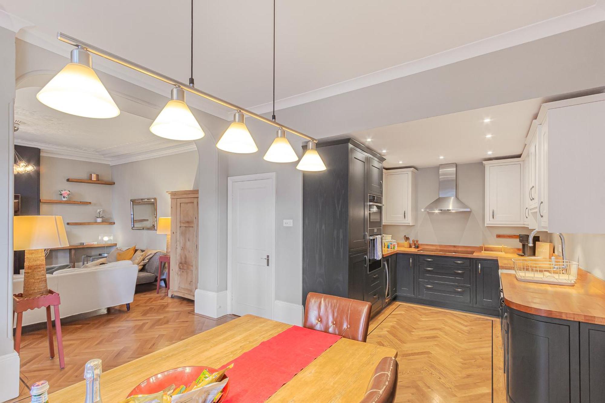 Luxury Victorian 2 Bed 2 Bath Flat E14 Apartment