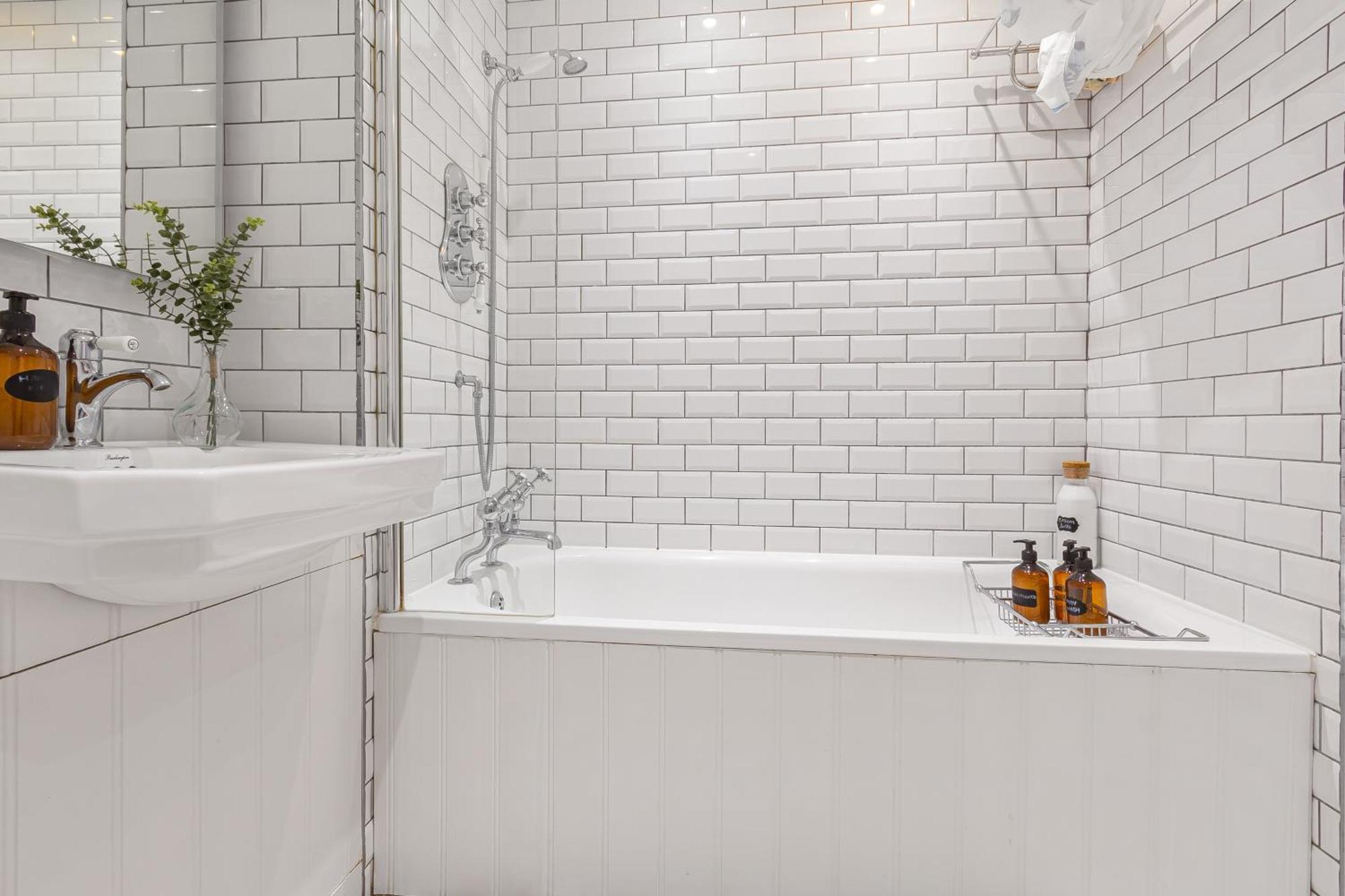 Luxury Victorian 2 Bed 2 Bath Flat E14 Apartment London
