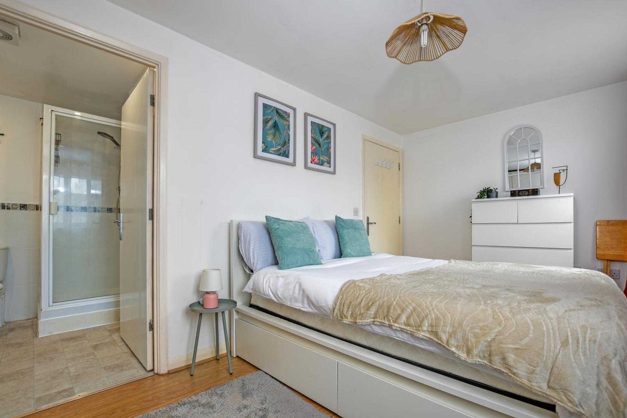 Beautiful Spacious 2 Bed Flat With 2 Parking Near Wembley Stadium