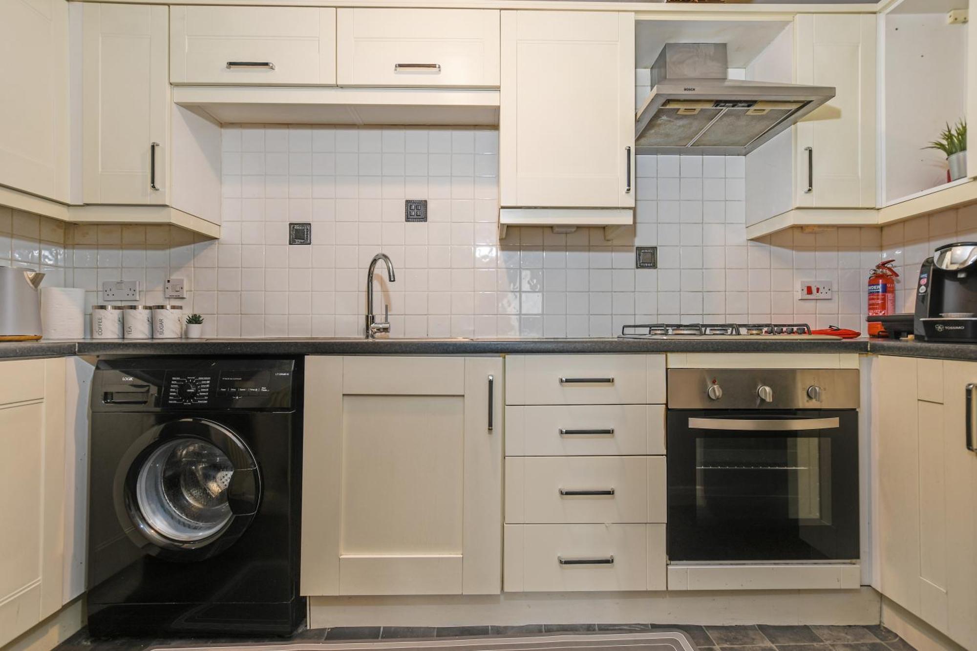 Beautiful Spacious 2 Bed Flat With 2 Parking Near Wembley Stadium