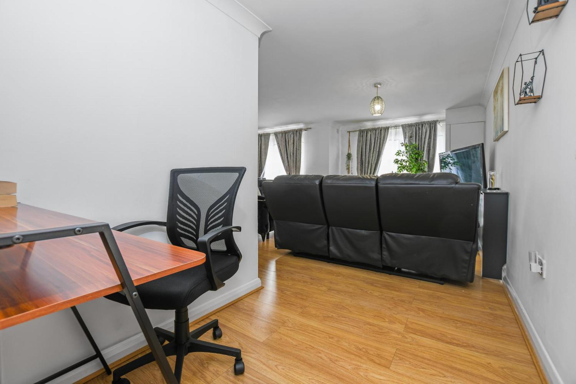 Beautiful Spacious 2 Bed Flat With 2 Parking Near Wembley Stadium Apartment London