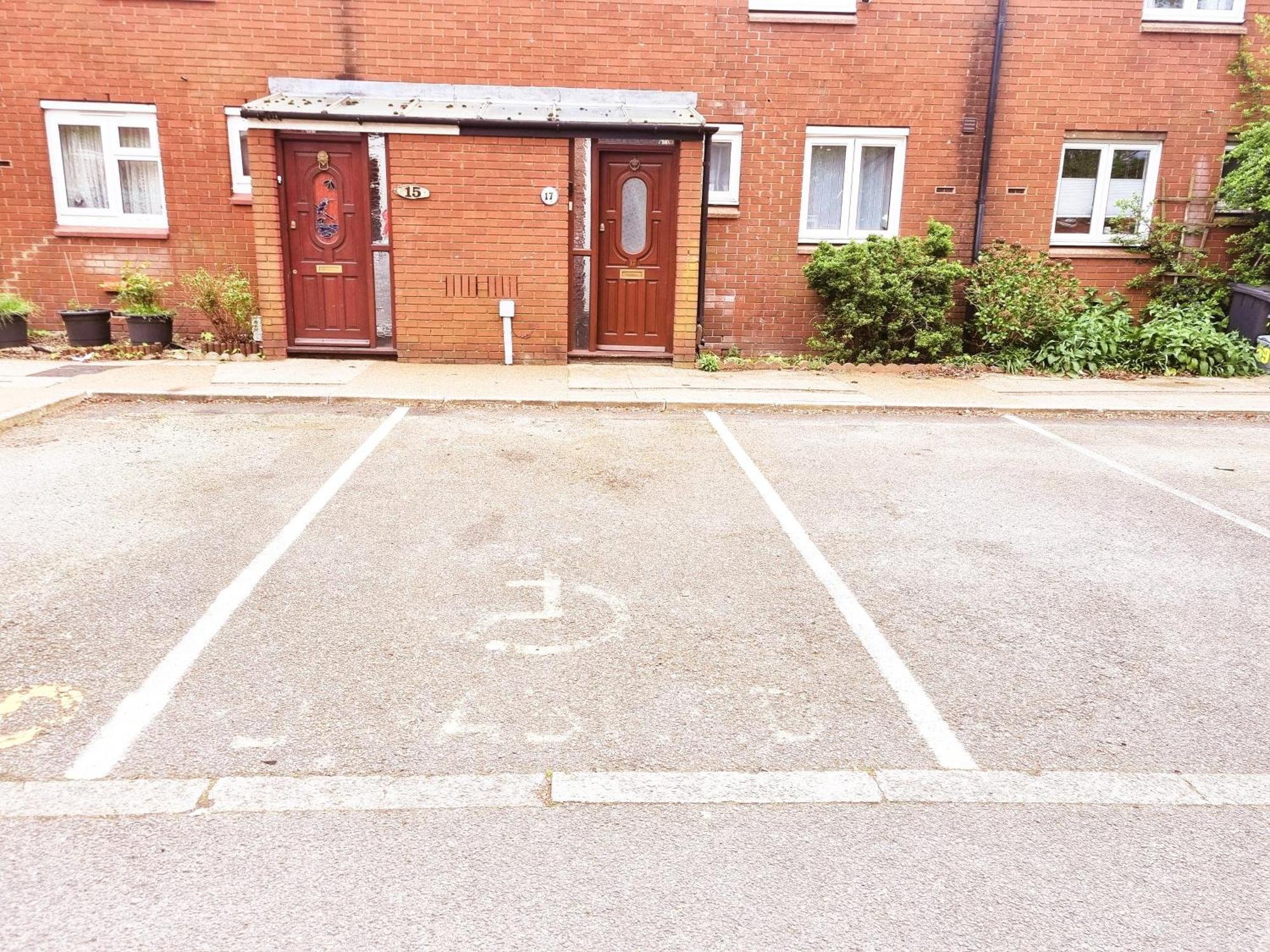 Holiday home 3Bed 2Bath House-Free Parking-Hi Speed Wifi-Garden-Entire Home-2Mins From Train Station *