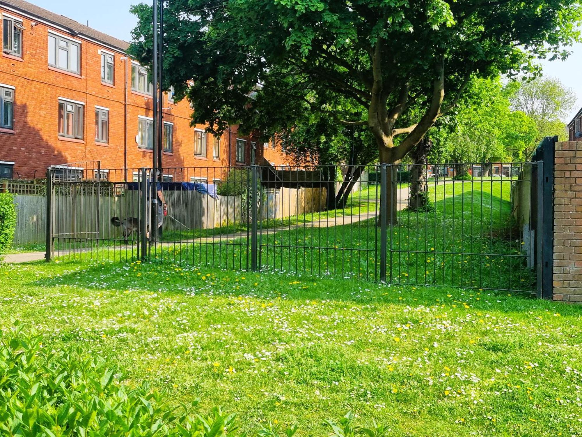 Holiday home 3Bed 2Bath House-Free Parking-Hi Speed Wifi-Garden-Entire Home-2Mins From Train Station
