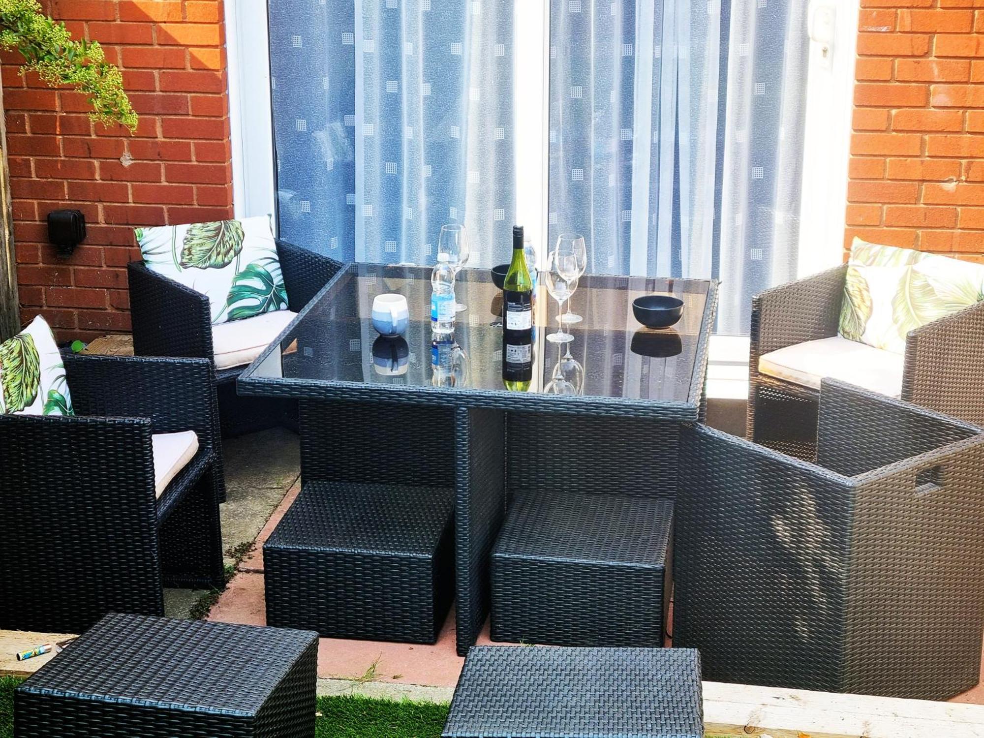 3Bed 2Bath House-Free Parking-Hi Speed Wifi-Garden-Entire Home-2Mins From Train Station Holiday home London