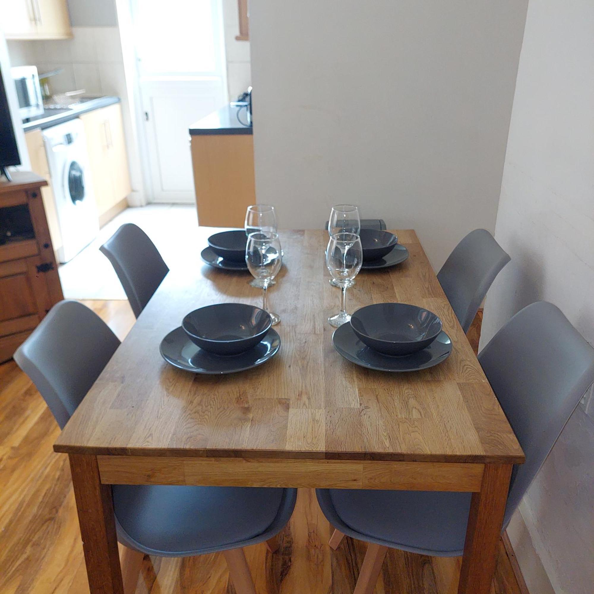 2 Bedroom Apartment, Fortescue Road Apartment *