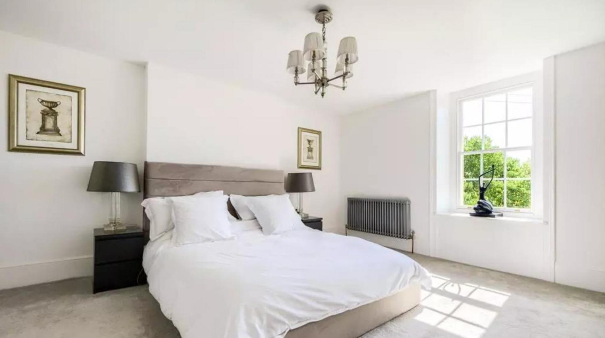 Bright & Spacious 4-bed Flat In Lägenhet