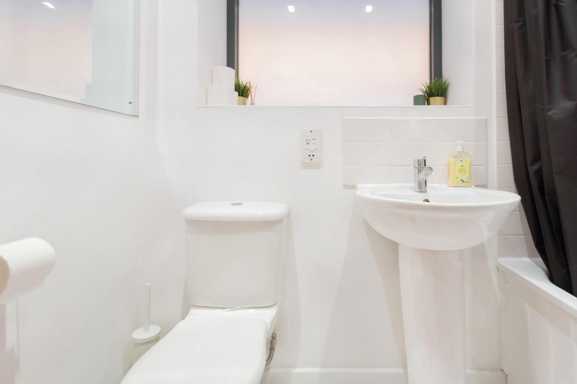 Spacious 2 Bedroom In Near Tube Appartement