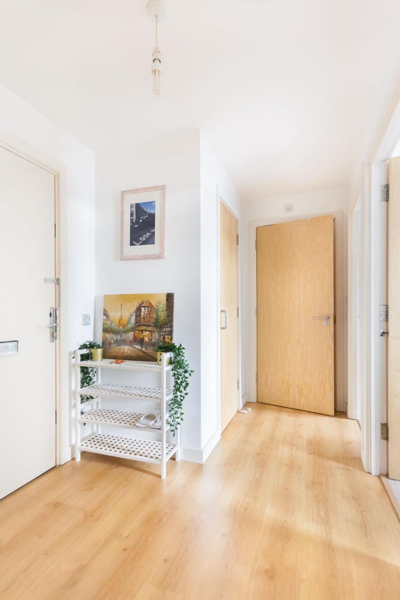 Spacious 2 Bedroom In Near Tube Appartement *
