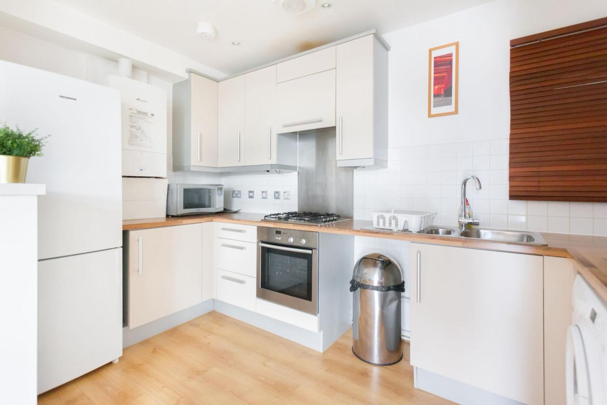 Spacious 2 Bedroom In Near Tube * Londen