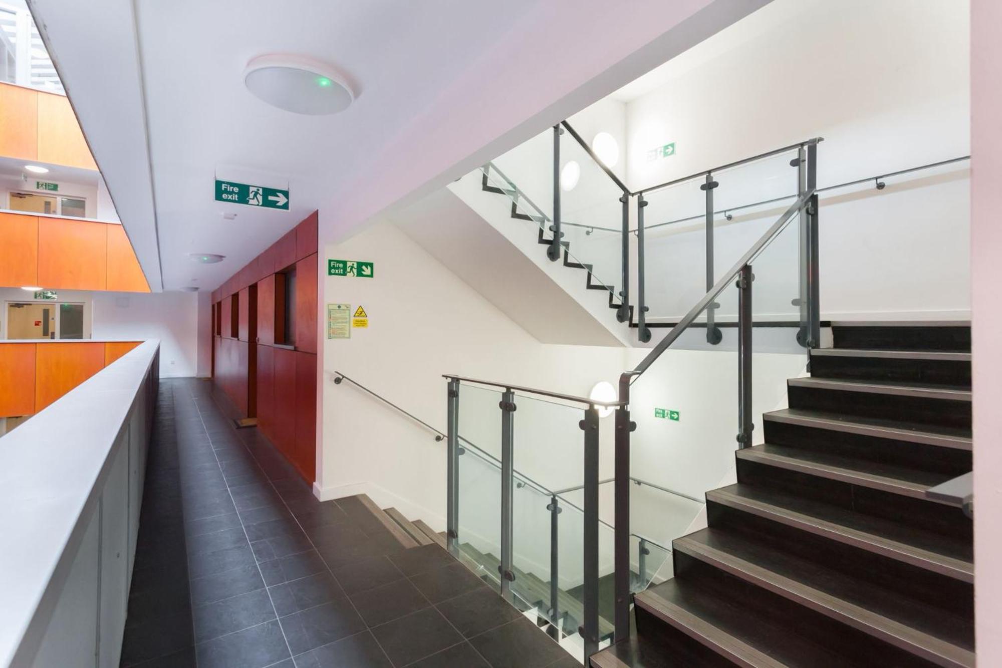 Spacious 2 Bedroom In Near Tube Appartement Londen