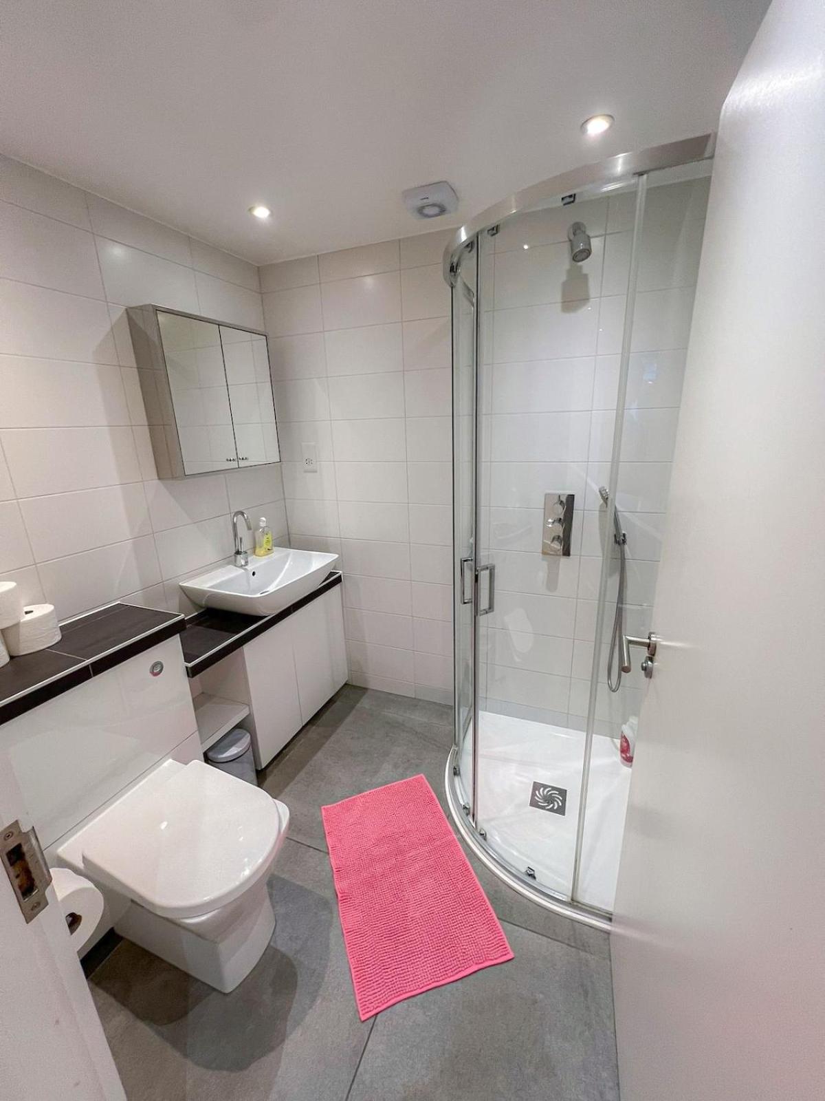 Apartment Spacious 3-bedroom Flat In Holloway With Unique Patio With Free Wi-fi *