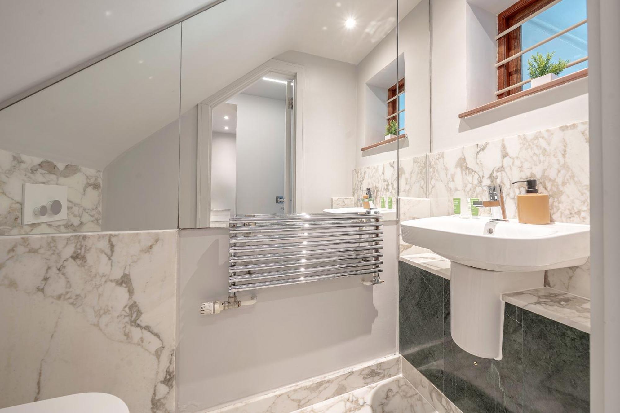 Luxurious 4 Bedroom In Kensington Ferienhaus