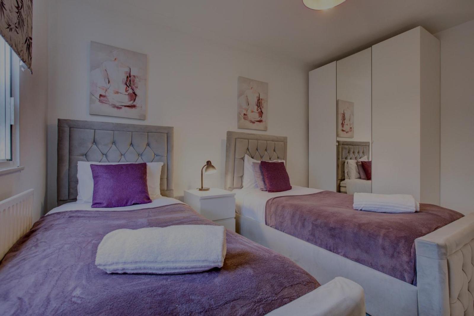 4-bedroom Gem Stylish & Walk-able To Everything * London