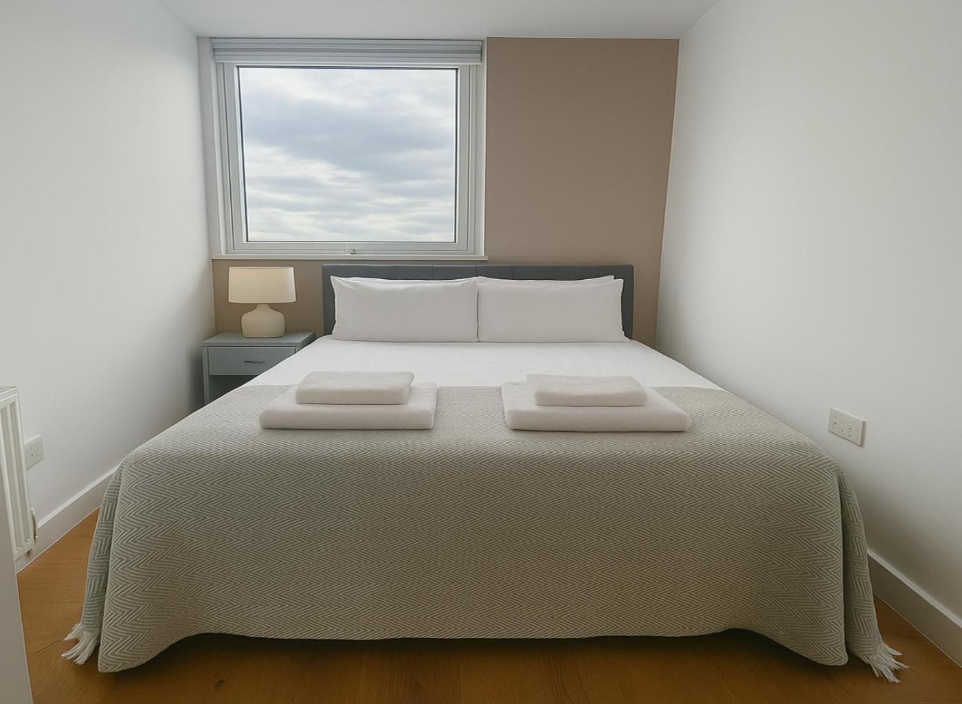 2 Bed Flat Near Westfield Lägenhet