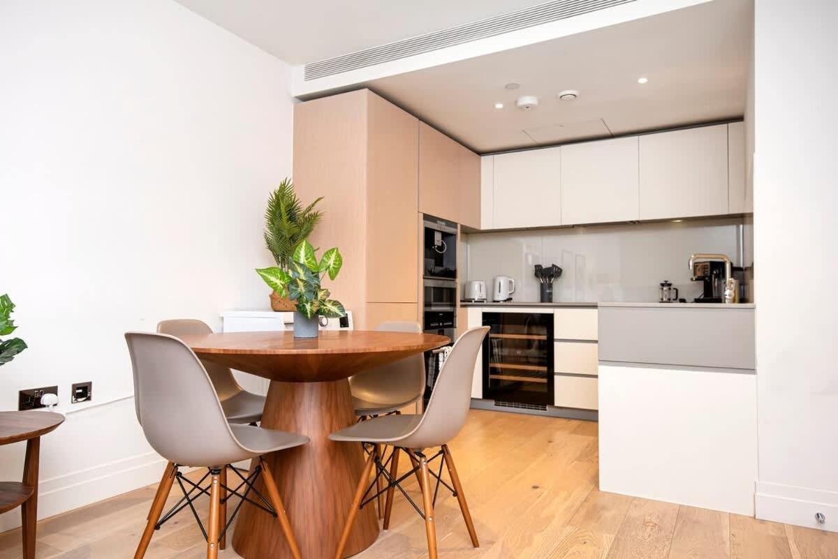 Stylish 2 Bed Close To Battersea Power Station London