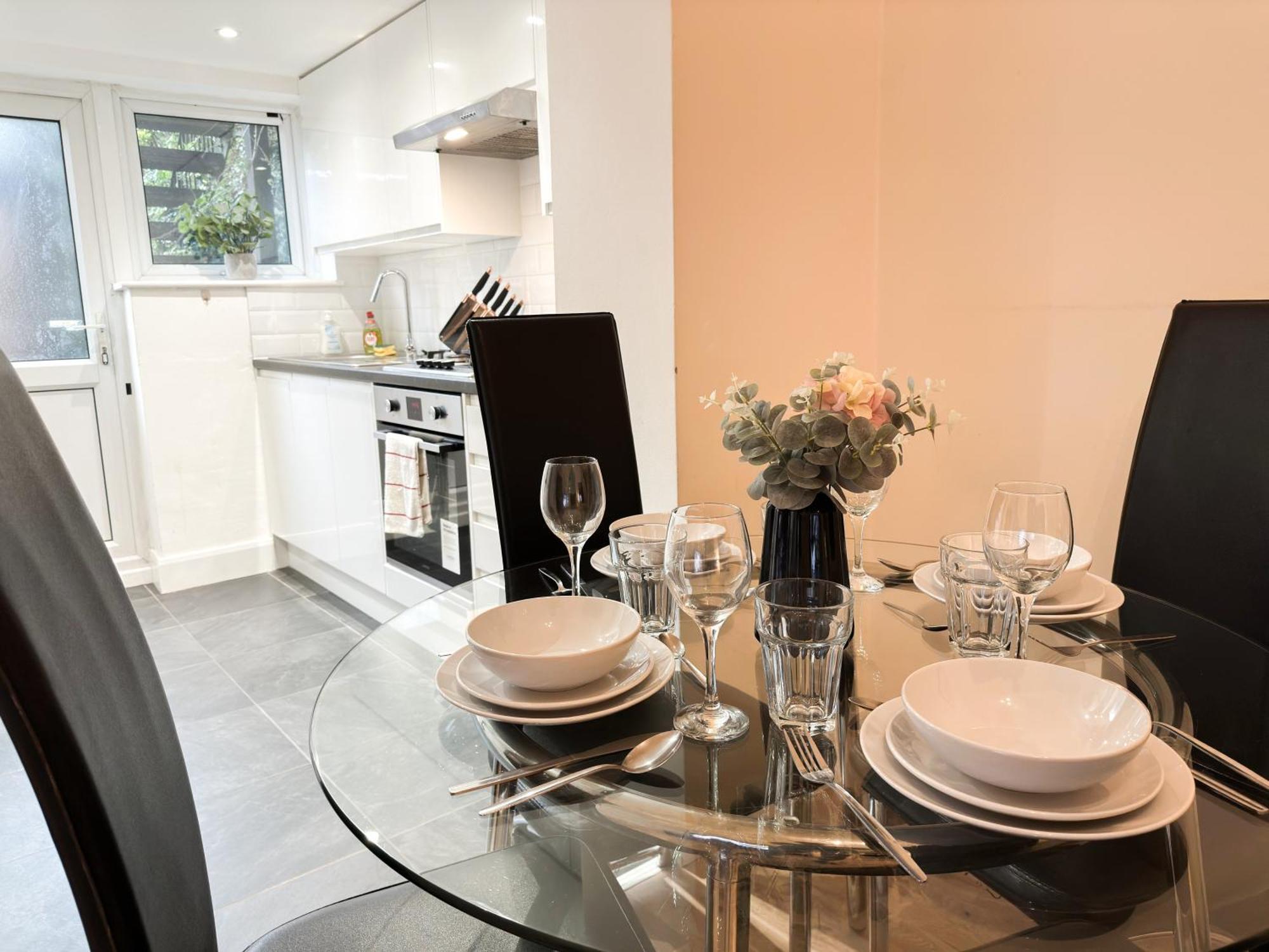 1-bedroom Flat With Small Garden & Paid Parking In Finsbury Park, Highbury