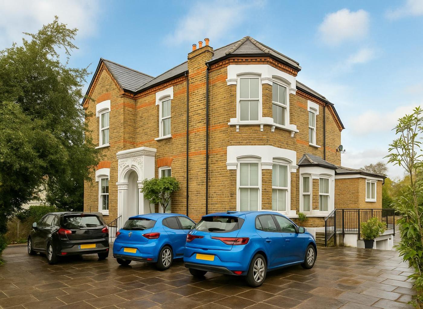 2 Bed Flat Near Acton Park Apartment London