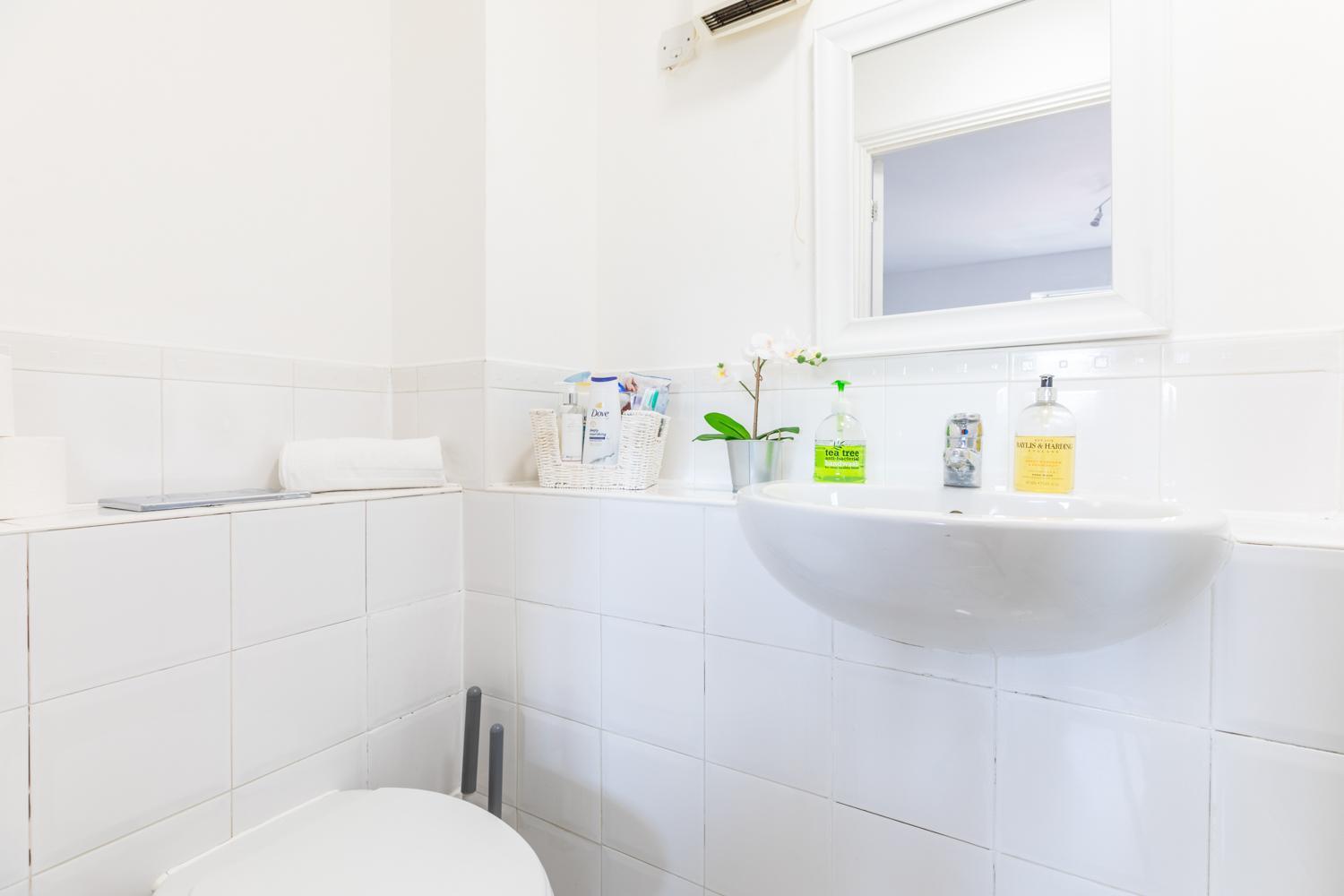 Appartement Skyline Haven - Modern 2b, Parking, Wifi & 4ktv *