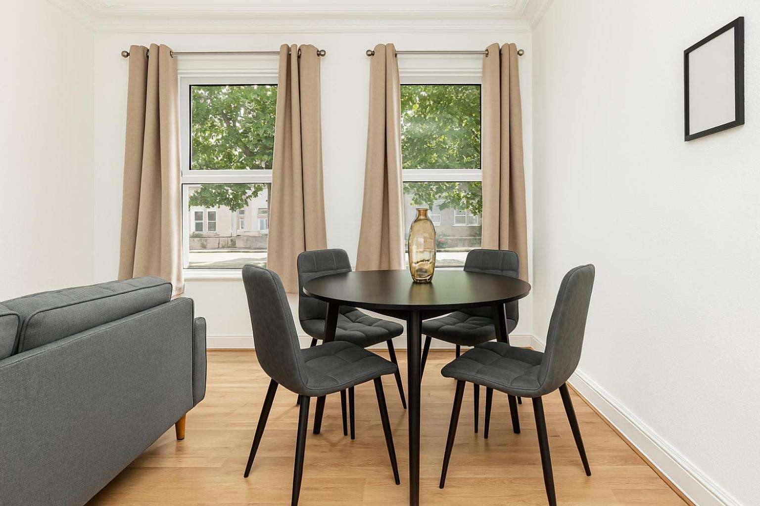 2 Bed Flat In Acton Town *