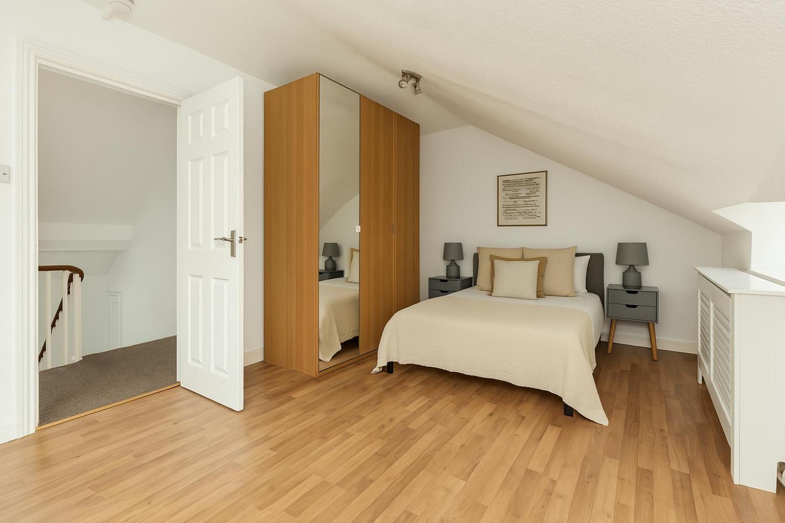 2 Bed Flat In Acton Town Apartment *