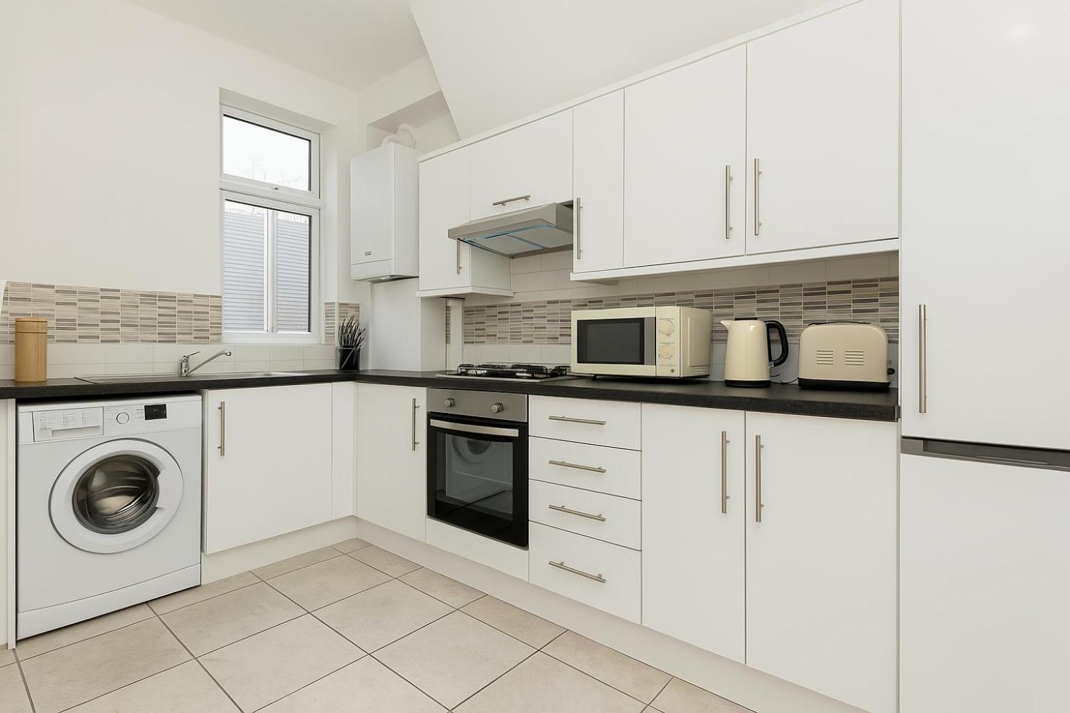 2 Bed Flat In Acton Town Apartment