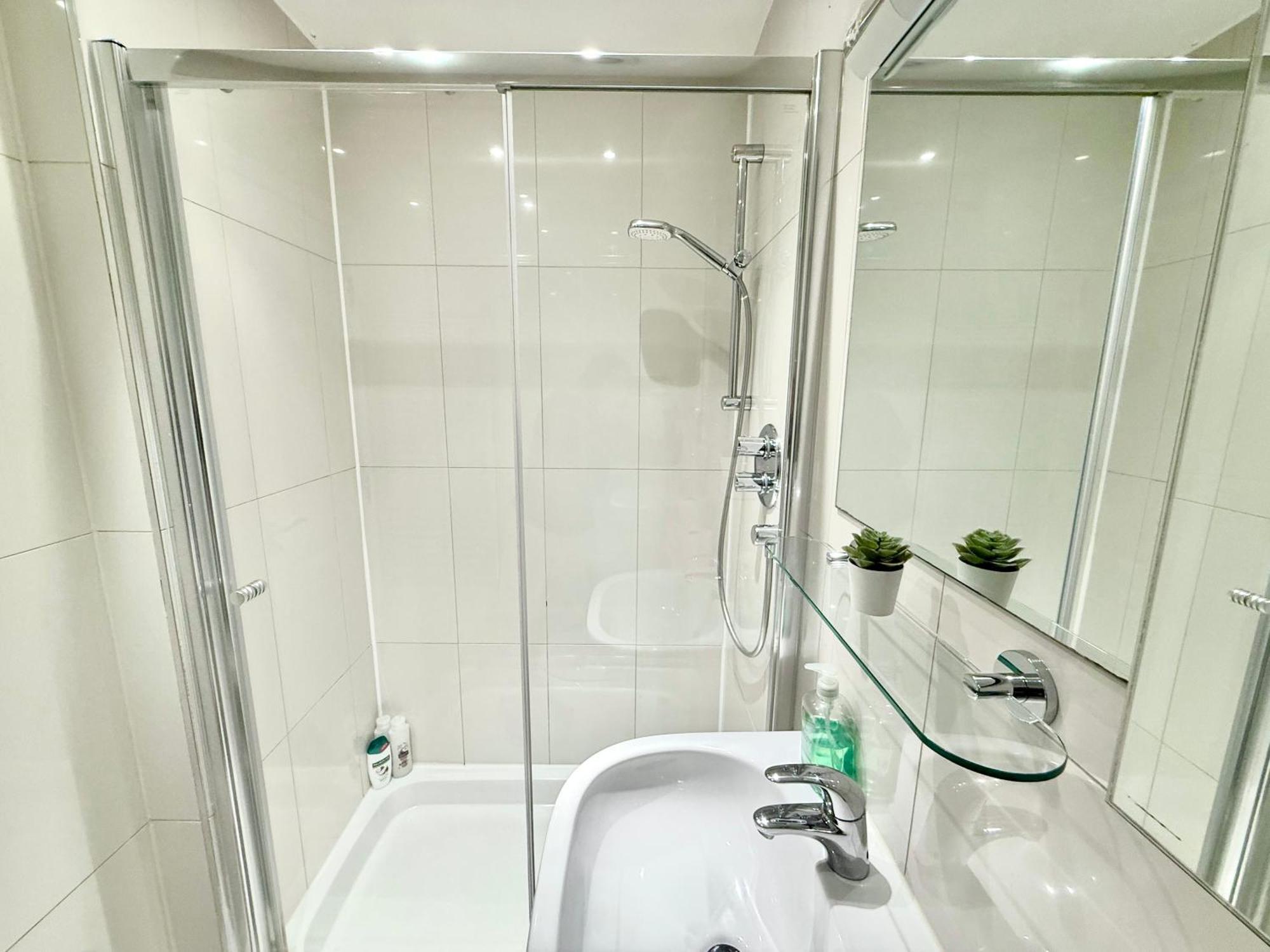 3 Bedroom With Private Terrace In Pimlico, Westminster, Victoria