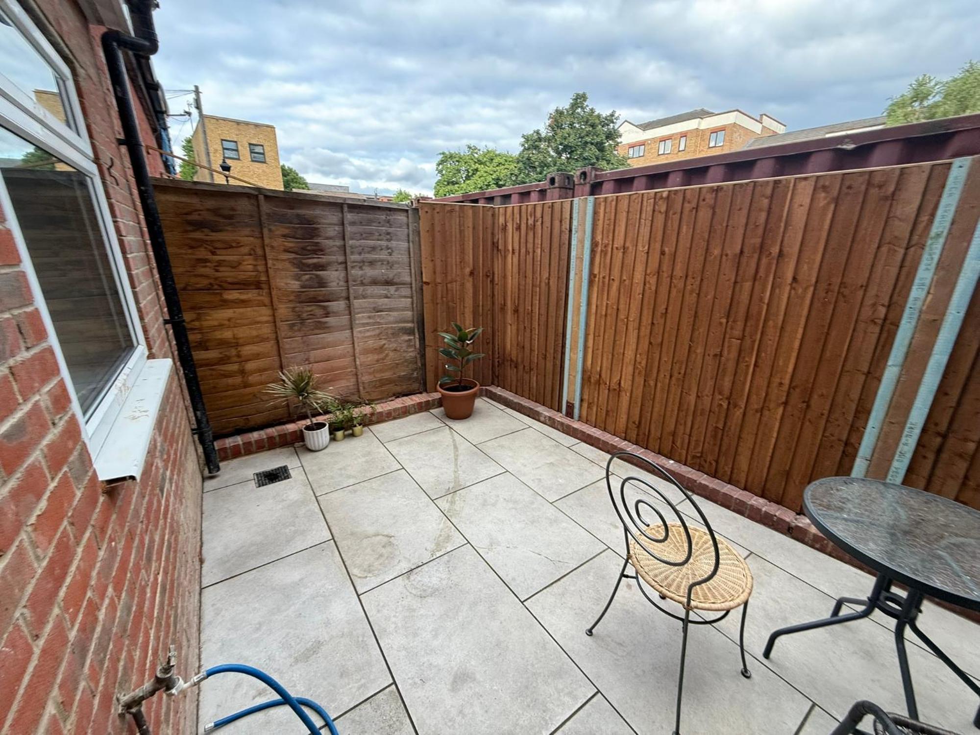 Appartement Bright And Spacious Entire One Bedroom Apartment With Living Room And Private Garden *