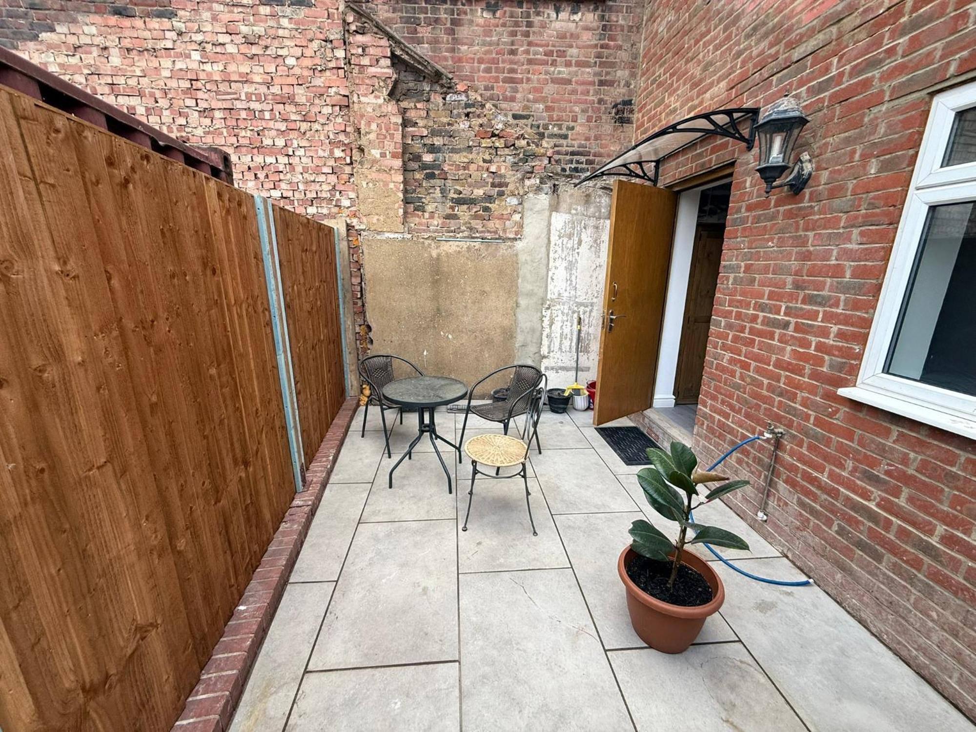 Bright And Spacious Entire One Bedroom Apartment With Living Room And Private Garden