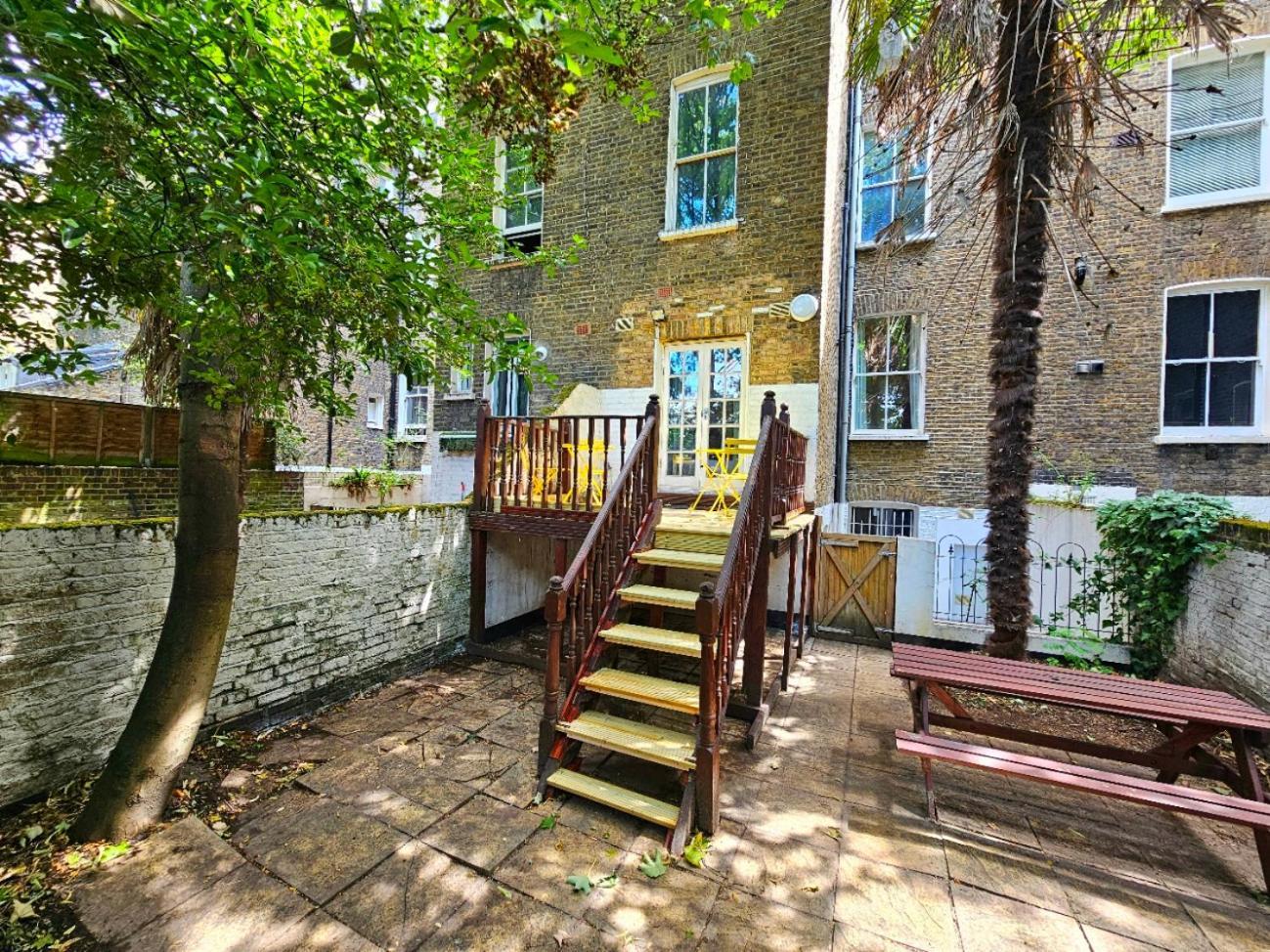 Lovely Ground Floor With High Ceiling And A Private Garden With Deck By Earl's Court Station Appartement Londen