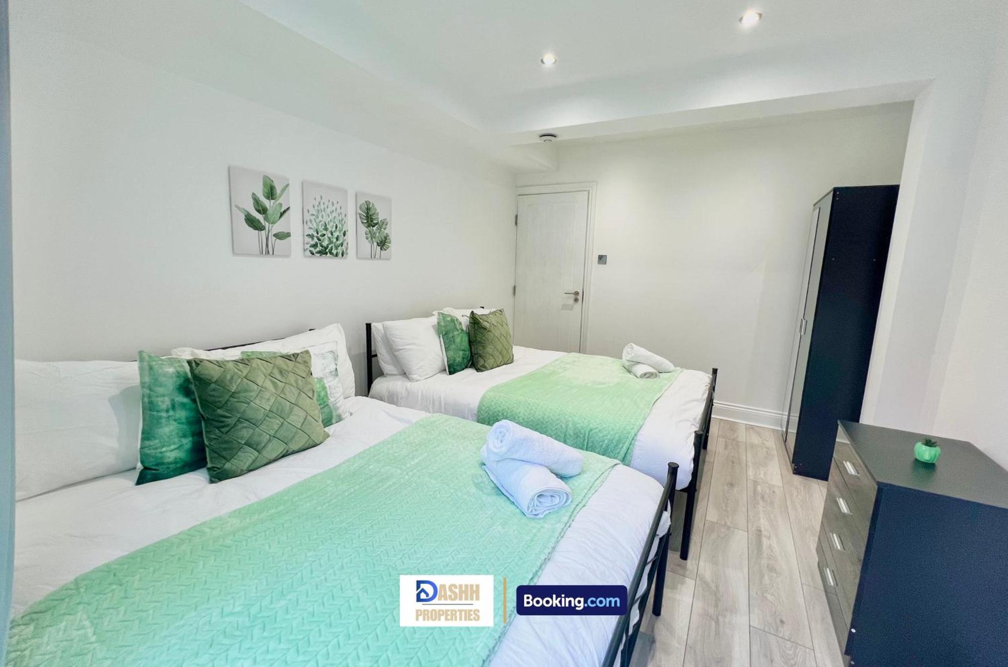 Three Bedroom By Dashh Short Lets & Serviced In Shepherds Bush Sleeps 9 With Free Wifi Hébergement de vacances *
