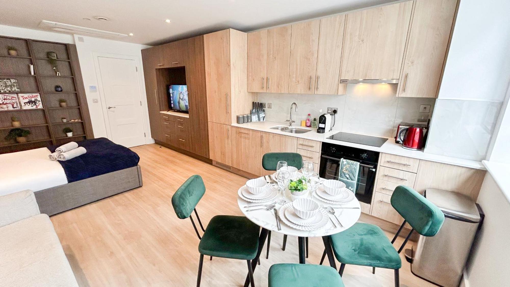 Modern & 3bedroom Flat With Pvt Balcony Steps From Regent's Park Appartamento