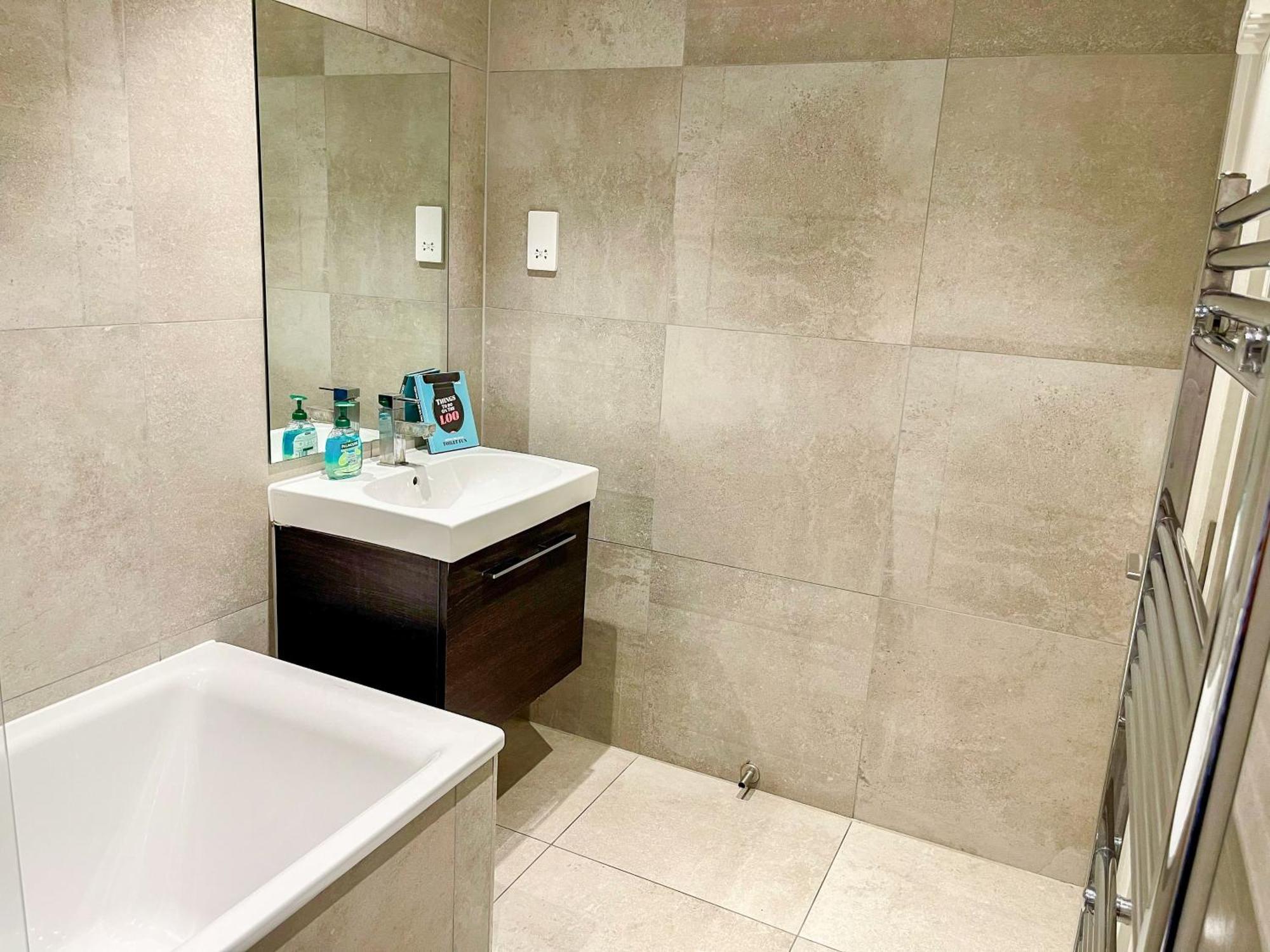 Modern & 3bedroom Flat With Pvt Balcony Steps From Regent's Park Appartamento *