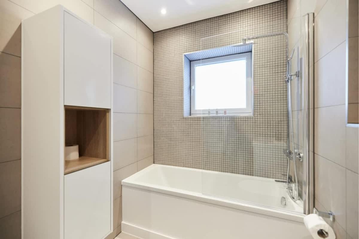 The Wembley Park Corner - Classy 2bdr Flat With Balcony Londra