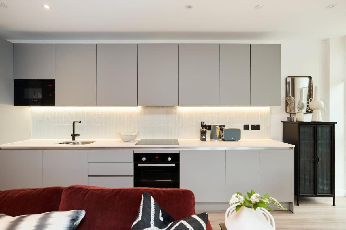 The Tottenham Hale Crib - Trendy 2bdr Flat With Balcony Apartment London