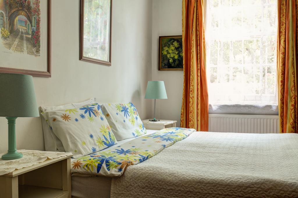 Dawson Place, Juliette's 3*