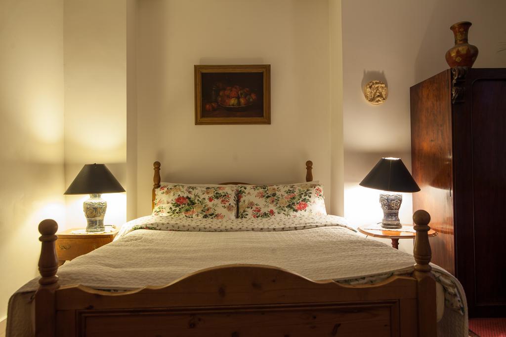 Dawson Place, Juliette's 3*