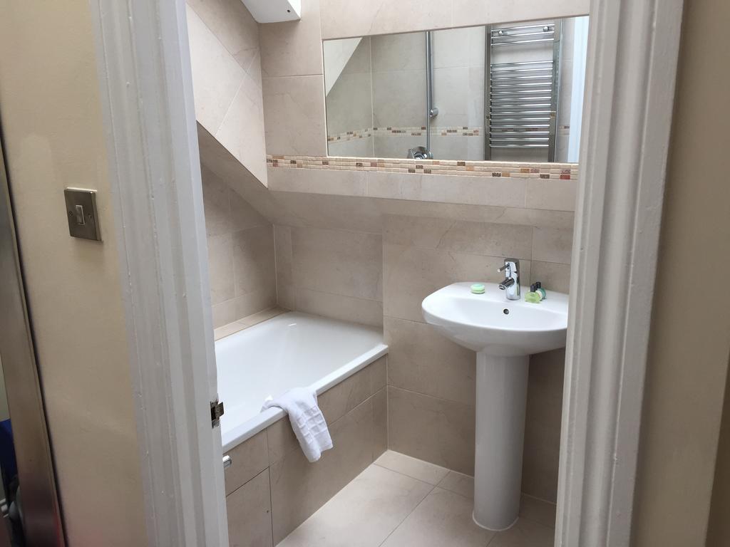 Court Apartment *