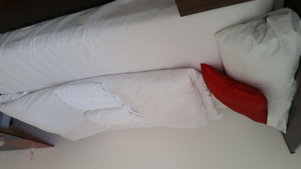 Hotel 137 Upton Lane 2*